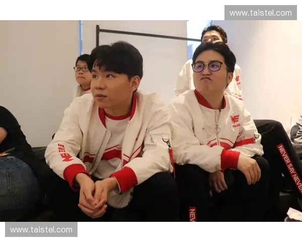 电竞少年小北笑容自信闪耀赛场展现青春热血与荣耀瞬间